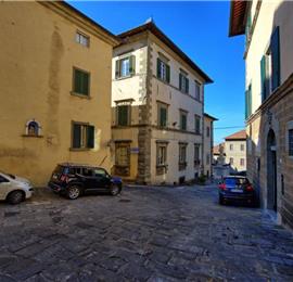 Spacious 4 Bedroom Apartment in Stunning Cortona Town, Sleeps 8
